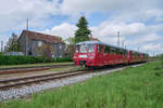 Am 09. und 10.05.2026 fand in Ohrdruf ein Bahnhofsfest statt, weshalb es zwischen Gotha und Ohrdruf einen Pendelverkehr gab. Am 09.05.2026 wurden Triebwagen der Baureihe 772 eingesetzt. 772 149, 972 749 und 772 345 verlassen gerade den Bahnhof Emleben auf dem Weg nach Ohrdruf.