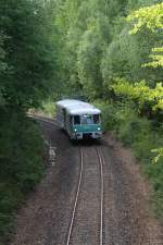 772 367-9 und 772 312-5 passieren den 10 Meter tiefen Einschnitt zwischen Sehma und Walthersdorf, in Fahrtrichtung Annaberg-Buchholz.