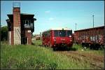 172 003-6 der NbSE holte Besucher vom DB-Bahnhof Stafurt zum Vereinsgelnde und brachte auch die mden Besucher wieder zurck. Im Wagen stand an einer Front die Nummer 772 003-0 (Dampflokfest im Traditionsbahnbetriebswerk Stafurt, gesehen Stafurt-Leopoldshall 05.06.2010)