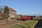 Anlsslich des letzten Betriebstages der Ohratalbahn von Gotha nach Grfenroda schickte die Oberweibacher Berg- und Schwarzatalbahn ihre beiden 772 140 + 772 141 auf die Strecke. Hier sieht man das Gespann bei der Ausfahrt aus Emleben am 10.12.2011.