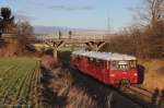 Auch die alte Feldwegbrücke aus Holz bei Uelleben konnte am letzten Betriebstag der Strecke mit 772 141 + 772 140 der Oberweißbacher Berg- und Schwarzatalbahn umgesetzt werden. (Uelleben am 10.12.2011)