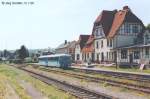 Blick nach Westen auf den Bahnhof Vacha am 31.7.98: 772 176 steht ganz allein im Bahnhof vor dem Empfangsgebude.
