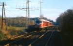 Im Rahmen einer Sonderfahrt von Mettmann nach Düsseldorf durchfährt der Museums-VT 08 der DB als der  Neandertaler  im November 1986 Erkrath Nord