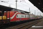 Ja, der Zahn der Zeit hat schon sehr an dem guten Stck genagt. Im einzelnen handelte es sich bei dem berfhrten VT 11.5 um 601 013 mit den Wagen 901 502, 201, 303, 107 und dem zweiten Triebkopf 601 019. Aufgenommen am 14.08.2010 in Grokorbetha.