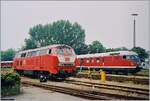 Bei dem interessanten Zug im Hintergrund  stört  die Lok im Vordergrund schon fast, besonders, da die DB 218 zu jener Zeit alles andere als selten zu sehen waren... 

Die DB 218 145-4 und der VT 612 507-4  Stuttgarter Rössle  in Lindau Hbf. 

Analogbild vom 14. Juni 1996