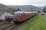 Das  Stuttgarter Rössle  VT 12 506/507 war am 27.11.2022 auf der Madonnenlandbahn unterwegs. Der Sonderzug zum Amorbacher Weihnachtsmarkt ist auf seiner Fahrt von Miltenberg über Amorbach nach Osterburken hier bei der Durchfahrt in Schneeberg zu sehen.