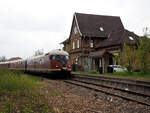 Vor der Kulisse des in Privatbesitz befindlichen alten Bahnhofs Rottleberode fährt ein Sonderzug in Form des VT 12.5  Stuttgarter Rössle/Eierkopf  Richtung Ziel, Stolberg (Harz) auf der