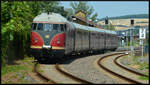 Mit genau einer Stunde Verspätung startet der  Eierkopf  -  Stuttgarter Rössle  (VT 12 506/507) in Tauberbischhofsheim zu seiner ersten Pendelfahrt nach Lauda.