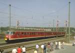 Nrnberg-Langwasser im Sept.1985.Vorbeifahrt eines 3.teil.Dieseltriebzuges VT 12.5 an den zahlreichen   Eisenbahnfans.Nicht nur die,die auf dem Bild sind!  (Archiv P.Walter)