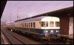 624648 mit rotem DB Keks steht hier am 27.1.1990 um 14.35 Uhr abfahrbereit als E 7777 nach Bielefeld im Bahnhof Herford.
