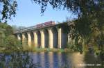 Am sonnigen 18. Oktober 2003 berquert ein Triebzug der BR 624 den Schildescher Viadukt bei Bielefeld.