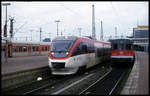 Am 18.2.2001 verkehrte noch die Volmetalbahn der Dortmund Märkischen Eisenbahn zwischen Dortmund und Lüdenscheid. Hier fährt VT 01.102 Talent gerade wieder in Dortmund HBF ab. Daneben ist der Kopf eines DB 624 Triebzuges zu sehen.
