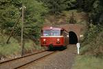 795 634 vom BW Gießen verlässt im Mai 1980 den Rabenscheider Tunnel an der Strecke Haiger - Breitscheid. Sowohl die Tage der Strecke im Reisezugverkehr auf dieser Strecke als auch die Tage der einmotorigen Schienenbusse waren damals bereits gezählt.