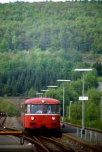 Am 03.09.1978 fährt ein 795 auf seinem Weg von Olpe nach Finnentrop im Bahnhof Sondern an der Biggetalsperre ein, heute liegt hier nur noch das Durchfahrgleis