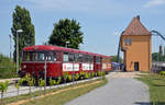 Am 15.06.17 warten die beiden Triebwagen der Mainschleifenbahn am Streckenendpunkt in Volkach-Astheim auf die Abfahrt nach Seligenstadt.