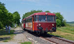 Die beiden Triebwagen der Mainschleifenbahn, angeführt vom Beiwagen 996 726, verlassen am 15.06.17 den Haltepunkt Escherndorf.