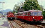 Im Mai 1979 wartet eine bestens gepflegte 798/998-Garnitur im Bahnhof Zwiesel auf Fahrgäste nach Grafenau, daneben rangiert eine 332/333