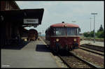 VT 798622 wartet als Zug 7621 nach Osterburken im Bahnhof Walldürn am 8.7.1991 um 12.09 Uhr auf Fahrgäste.