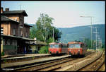 Zugkreuzung im Bahnhof Amorbach am 12.7.1991 um 10.40 Uhr:  Links steht VT 798797 nach Miltenberg und rechts ist VT 798623 nach Seckach angekommen.