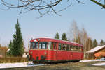 An einem Sonntag im Januar 1995 wartet der Uerdinger Schienenbus 798 766 im Bahnhof Waging am See auf Fahrgäste nach Traunstein.