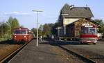 Im April 1981 war das Ende des Personenverkehrs von Lollar nach Londorf abzusehen. Eine Gießener 798-Einheit trifft in Londorf auf die heute auch schon längst historische  Gummikonkurrenz .