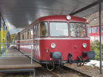 Schienenbus 998 094-7 der ehemaligen Schiltachlinie nach Schramberg ausgestellt als Denkmal am Bahnhof Schiltach, 23.01.2021.