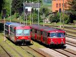 5047 099-6, sowie dessen Vorgänger der Uerdinger-Schienenbus 798-776-1 (der PEF) anlässlich einer Sonderzugfahrt ins Salzkammergut, im Bhf.Ried; 130509