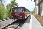 Am 9.5.2021 steht der Rote Flitzer in Neckarbischofsheim Nord  am Hausbahnsteig und wartet auf die nächste Fahrt nach Hüffenhardt.