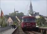 Roter Flitzer in Konstanz.

Der letzte Kilometer belohnt mit der Fahrt über die Rheinbrücke. Im Bild VT 98 469. September 2021.