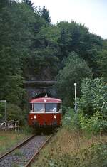 Auf der Rückfahrt nach Kall hat ein VT 98 der Oleftalbahn um 2005 den Gemünder Tunnel durchfahren und kommt im Bahnhof Gemünd an.