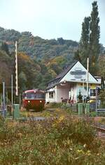Um 2005 wartet ein VT 98 der Oleftalbahn im Bahnhof Gemünd auf die Weiterfahrt nach Kall