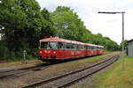 EVB 796 826-5 + 998 915-2 + 796 828-1 verlassen den Bahnhof Deinste auf der Fahrt als Moorexpress von Stade kommend nach Bremen. (26.05.2022)