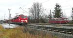 Nur wenige Fahrgäste stiegen am 6.12.08 in Dombühl vom RE nach Stuttgart (mit 111 047) in den Bayernbahn-Schienenbus nach Dinkelsbühl um.