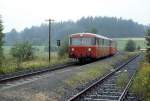 Auf seiner Fahrt von Floß nach Neustadt/Waldnaab erreicht eine 798/998-Garnitur am 15.07.1985 den Bahnhof Störnstein.