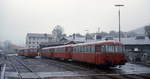 Wochenendruhe im Bw Dieringhausen im Oktober 1978: Vor der Drehscheibe sind mehrere Schienenbusse der Baureihe 798/998 abgestellt