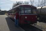 Vor wenigen Minuten ist der Triebwagen 798 576-5 in Kalenborn angekommen, die alten Fahrgäste sind ausgestiegen und mit Hilfe des prima Personal wird ein Kinderdreirad in den Triebwagen verladen, so das nach dem Einstieg des Fotografen die Fahrt  hinunter nach Linz beginnen kann. Samstag den 25.3.2017