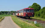 Angeführt vom Beiwagen 996 726 macht sich das Duo der Mainschleifenbahn am 15.06.17 auf den Weg nach Volkach. Der Zug hatte kurz zuvor den Bahnhof Seligenstadt verlassen.