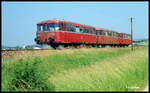 Der dreiteilige Zug 6791 wurde am 6.7.1991 aus Schienenbus 798572 und den Beiwagen 998769 und 998283 gebildet. Diese Einheit hielt ich um 11.38 Uhr auf der Fahrt nach Seckach am Ortsrand von Buchen im Bild fest.