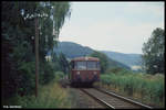 Schienenbus 796623 als Zug 7616 ist hier bei Weilbach am 16.7.1991 um 10.39 Uhr unterwegs nach Miltenberg.