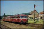 Eine dreiteilige Schienenbus Einheit war am 17.7.1991 als Zug 7328 von Osterburken nach Eberbach unterwegs.