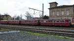 Eine vierteilige Uerdinger-Garnitur wartet am alten Hattinger Bahnhof auf die Fahrgäste.