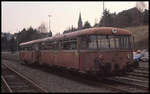 Einen arg mitgenommenen und herunter gekommenen Eindruck machte diese Schienenbus Garnitur am 19.03.1993 im Bahnhof Betzdorf auf mich. Es handelte sich um den 796663 in Kombination mit 996780. 