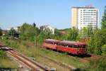 Am 19.05.07 fuhren Eisenbahnfreunde aus Bayern nach Schwarzenberg zum 15jhrigen Jubilum des dort ansssigen Eisenbahnmuseums. Zum Einsatz kam dazu der Uerdinger Schienenbus des DDM Neuenmarkt-Wirsberg. Hier ist der Triebwagen auf der KBS 510 bei Chemnitz Sd unterwegs und wird in Krze den Chemnitzer Hbf erreichen.