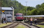 Die Fahrten zwischen Vereinsgelände und Personenbahnhof Gerolstein führten die eingesetzten Uerdinger, zur Freude der anwesenden Fotografen, immer über die (funktionstüchtige)