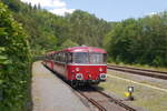Eine sechsteilige Schienenbusgarnitur, geführt von 796 784, wartet im hinteren Teil des ehemaligen Bw Gerolstein auf ihren nächsten Einsatz (15.7.18).