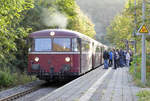 BR 796 der VEB für ake-Eisenbahntouristik unterwegs, bei der Abfahrt vom Bf Mayschoß im Ahrtal - 29.09.2018