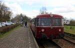 Ein Schinenbus von der ZLSM steht in Schin-op-Geul(NL). Aufgenommen von Bahnsteig in Schin-op-Geul(NL). Bei Sonne und Schauerwolken am Nachmittag vom 17.3.2019.