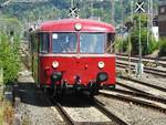 UERDINGER VT 798 IM HBF. SIEGEN
An beiden Tagen des Lokschuppenfestes 2019 führten die OBERHESSISCHEN
EISENBAHNFREUNDE mit dem 2-teiligen VT 798 Pendelfahrten nach KREUZTAL durch...
hier die Garnitur bei Rückkehr und Einfahrt in den Bahnhof,natürlich vom
Bahnsteig aus fotografiert...am 25.8.2019