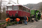 19. Dezember 2011, Der Triebwagen 798 731 der Rodachtalbahn wurde auf der Straße nach Kronach gebracht. Er wird nach dem Aufgleisen auf der Schiene zur Revision nach Zittau  rollen.