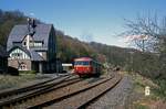 Hätte man nicht vorschnell durch Erweiterungen von Straßendurchlässen und Abtragung von Bahndämmen nach Stillegung der Strecke Grävenwiesbach-Albshausen (-Wetzlar) Tatsachen geschaffen - die Taunusbahn würde heute bis Wetzlar fahren. Braunfels-Oberndorf, Mai 1985.